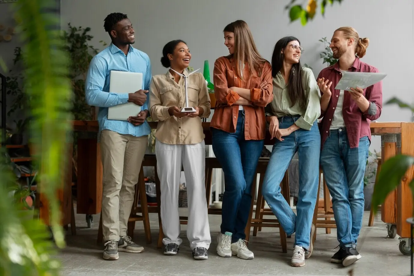 Специалисты в сфере технологий, пытающиеся достичь амбициозных целей в области устойчивого развития.