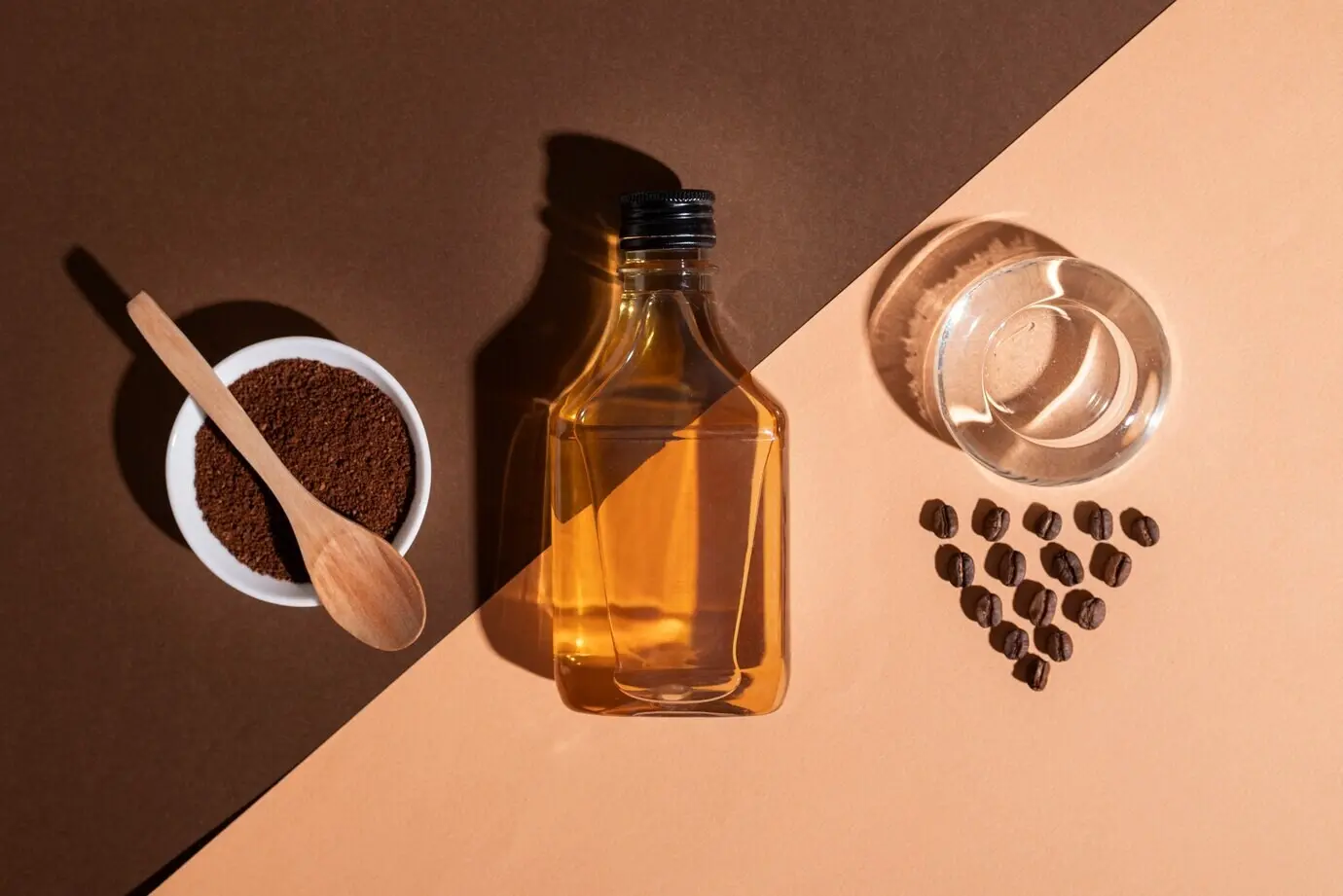 Вид сверху на алкогольный напиток устойчивого производства.